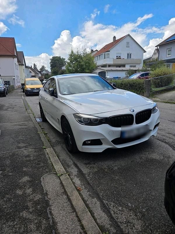 Weiß Gebraucht 2017 BMW 330 Limousine | 20.499 € (Fairer Preis) - Bild 1/4