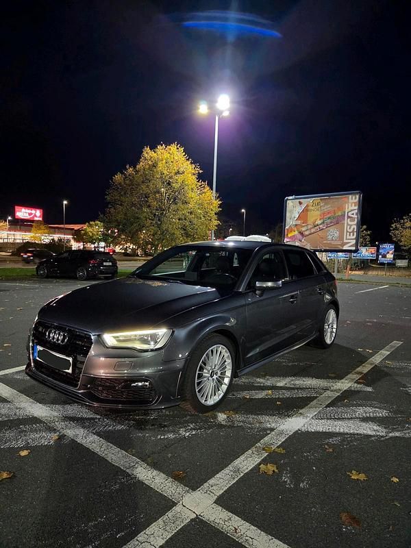 Grau Gebraucht 2013 Audi A3 S-Line Limousine | 9.999 € - Bild 1/4