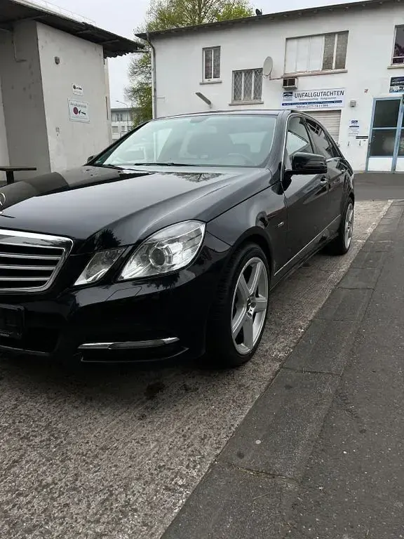 Gebraucht Mercedes E200 136 PS (100 kW) 2012 Schwarz Limousine