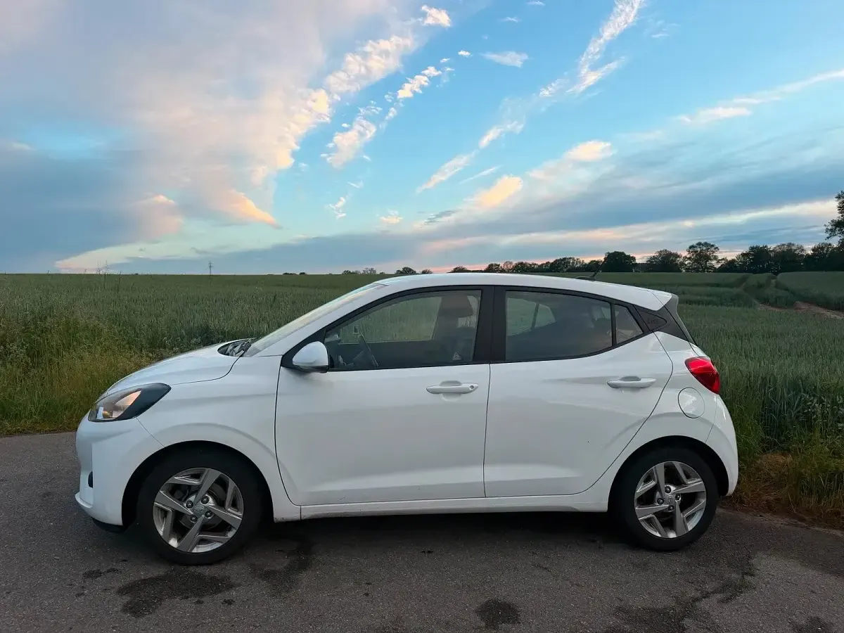 Gebraucht Hyundai i10 84 PS (61 kW) 2022 Weiß Kleinwagen