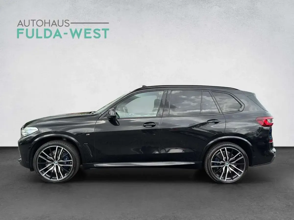 Gebraucht BMW X5 M 530 PS (389 kW) 2022 Black sapphire metallic SUV