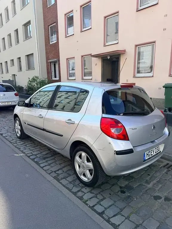 Gebraucht Renault Clio II Dynamique 88 PS (64 kW) 2007 Silber Limousine