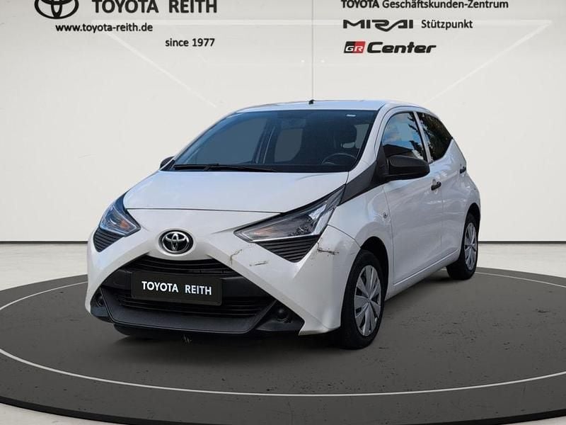 Schneeweiß Gebraucht 2021 Toyota Aygo Business Edition Kleinwagen | 6.720 € (Guter Preis) - Bild 1/4