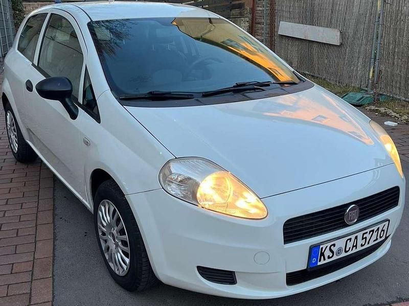 Weiß Gebraucht 2010 Fiat Grande Punto Kleinwagen | 3.150 € (Fairer Preis) - Bild 1/4