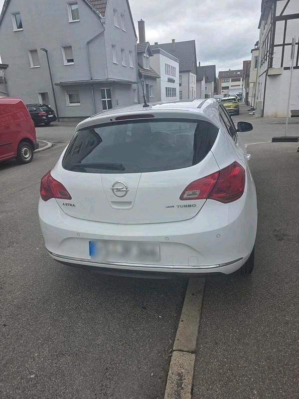 Gebraucht Opel Astra 140 PS (102 kW) 2013 Weiß Limousine