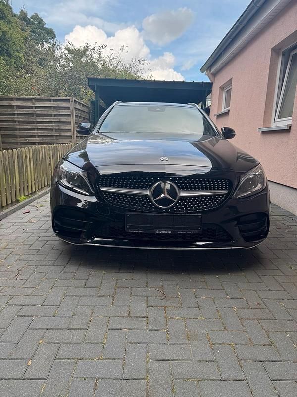 Schwarz Gebraucht 2019 Mercedes C220 AMG Kombi | 26.400 € (Etwas zu teuer) - Bild 1/4