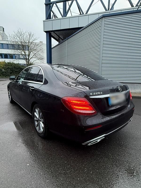 Gebraucht Mercedes E220 194 PS (142 kW) 2018 Schwarz Limousine