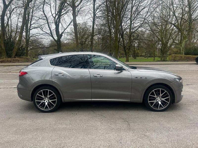 Gebraucht Maserati Levante 350 PS (257 kW) 2018 Grau SUV
