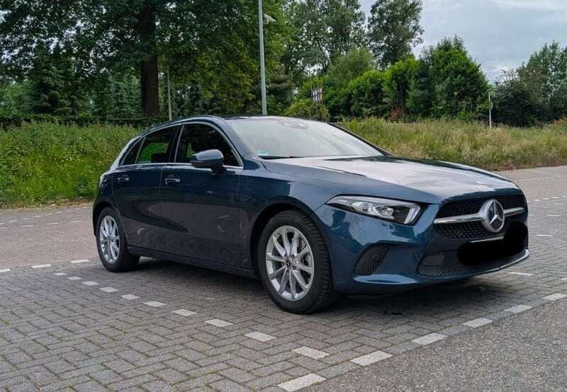 Blau Gebraucht 2021 Mercedes A180 Limousine | 16.700 € (Superpreis) - Bild 1/4