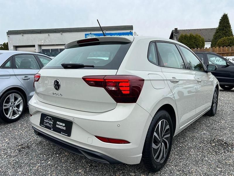 Gebraucht VW Polo Life 95 PS (69 kW) 2023 Grün Kleinwagen