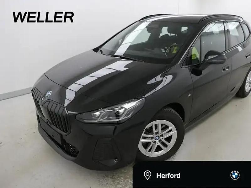 Black sapphire (schwarz) Gebraucht 2024 BMW 218 Active Tourer M Sport Van / Kleinbus | 34.980 € (Fairer Preis) - Bild 1/4