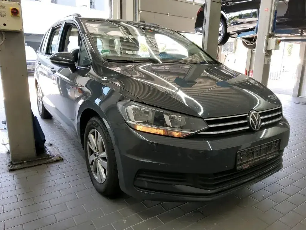 Gebraucht VW Touran Comfortline 122 PS (89 kW) 2021 Uranograu Van / Kleinbus