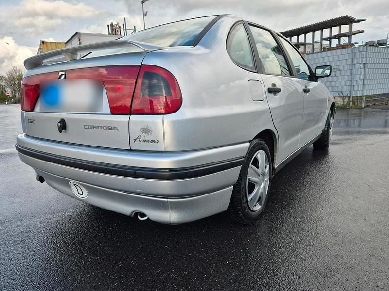 Gebraucht Seat Cordoba 75 PS (55 kW) 1995 Silber Limousine