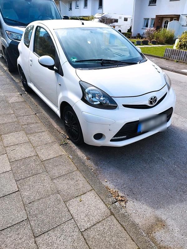 Gebraucht Toyota Aygo 68 PS (50 kW) 2012 Weiß Kleinwagen