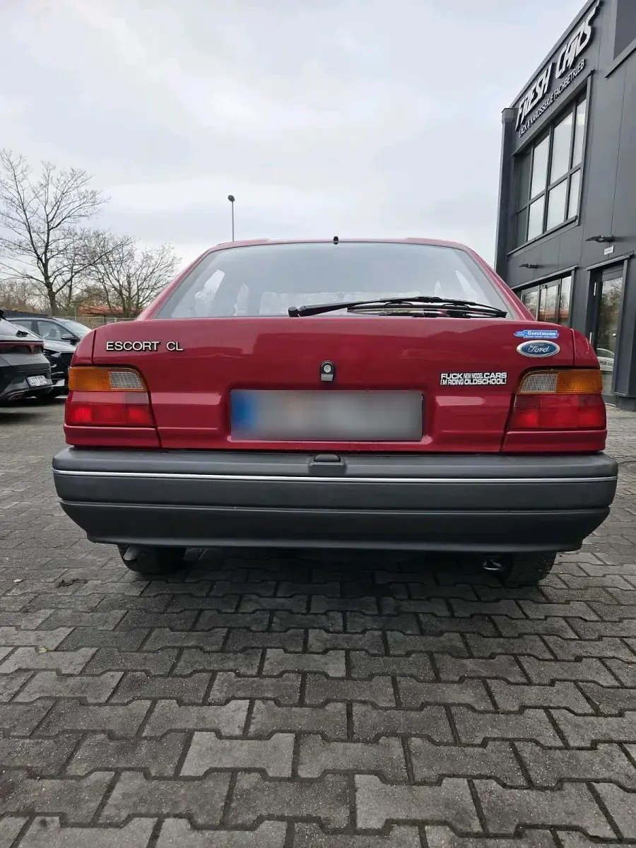 Używany Ford Escort 75 KM (55 kW) 1992 Czerwony Sedan/Limuzyna