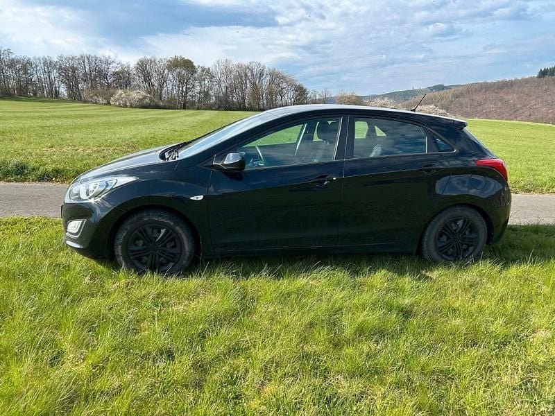 Gebraucht Hyundai i30 101 PS (74 kW) 2016 Schwarz Limousine