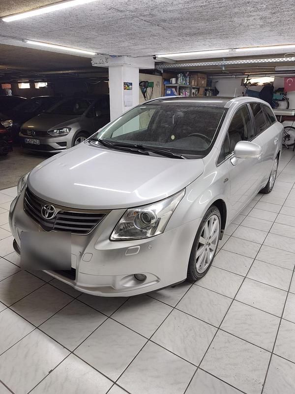 Grau Gebraucht 2009 Toyota Avensis Kombi | 9.000 € (Etwas zu teuer) - Bild 1/4