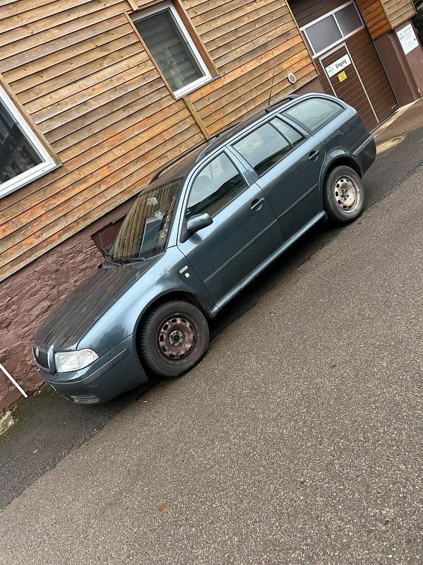 Grau Gebraucht 2003 Skoda Octavia Kombi | 1.800 € (Fairer Preis) - Bild 1/4