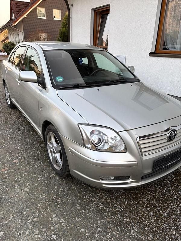 Gebraucht Toyota Avensis 163 PS (119 kW) 2004 Silber Limousine