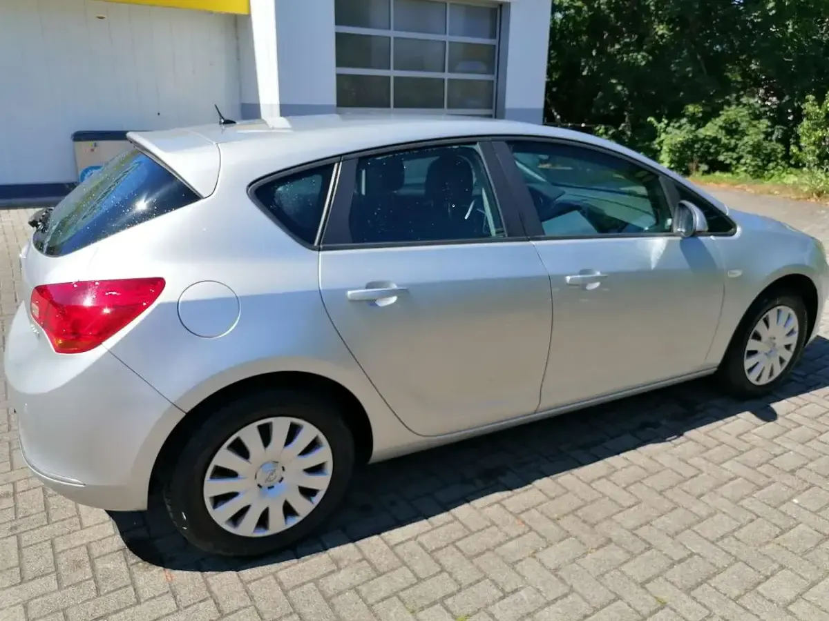 Gebraucht Opel Astra Edition 101 PS (74 kW) 2013 Grau Kleinwagen