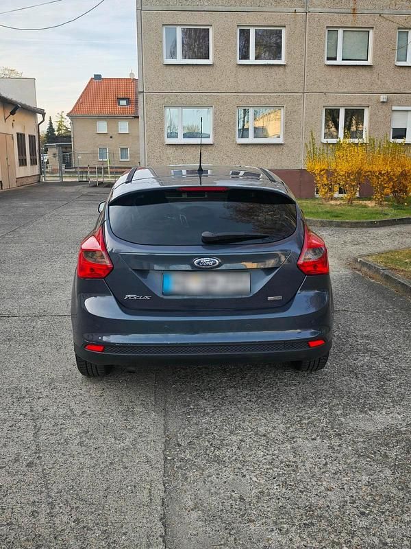 Gebraucht Ford Focus 101 PS (74 kW) 2012 Blau Limousine