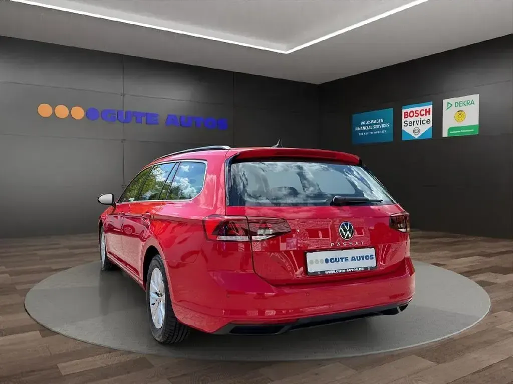 Gebraucht VW Passat Business 122 PS (89 kW) 2023 Tornadorot Kombi