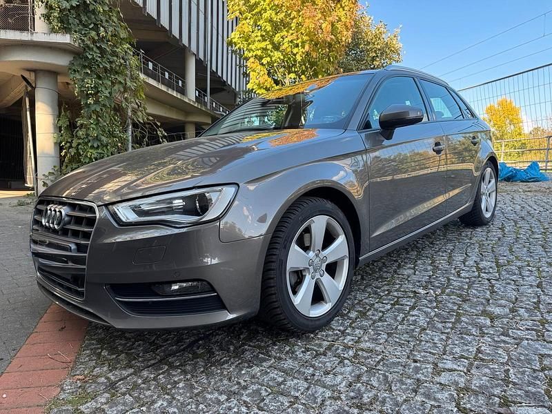 Grau Gebraucht 2015 Audi A3 Sportback Kleinwagen | 14.400 € (Fairer Preis) - Bild 1/4