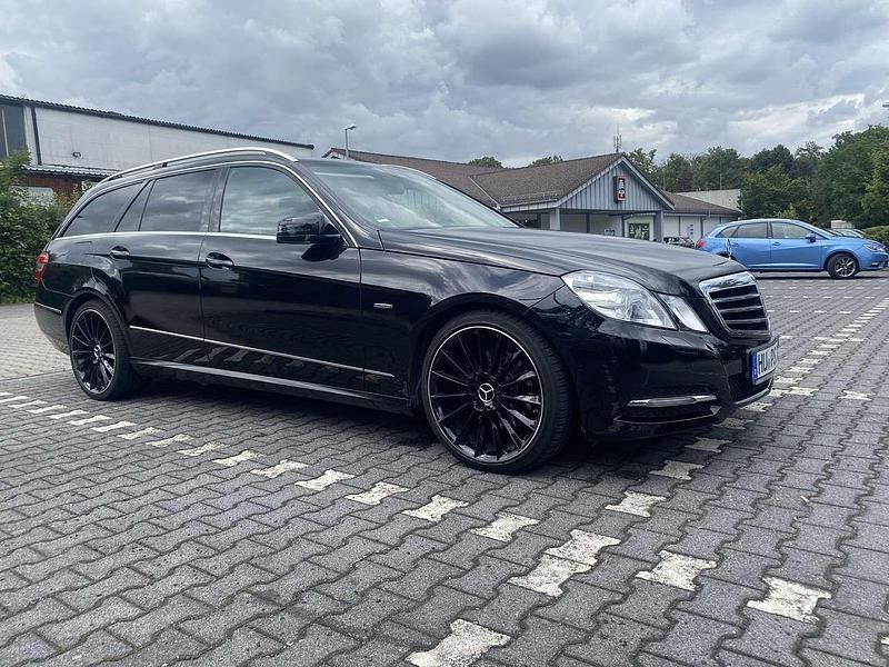 Gebraucht Mercedes E350 Avantgarde 265 PS (194 kW) 2011 Schwarz Kombi