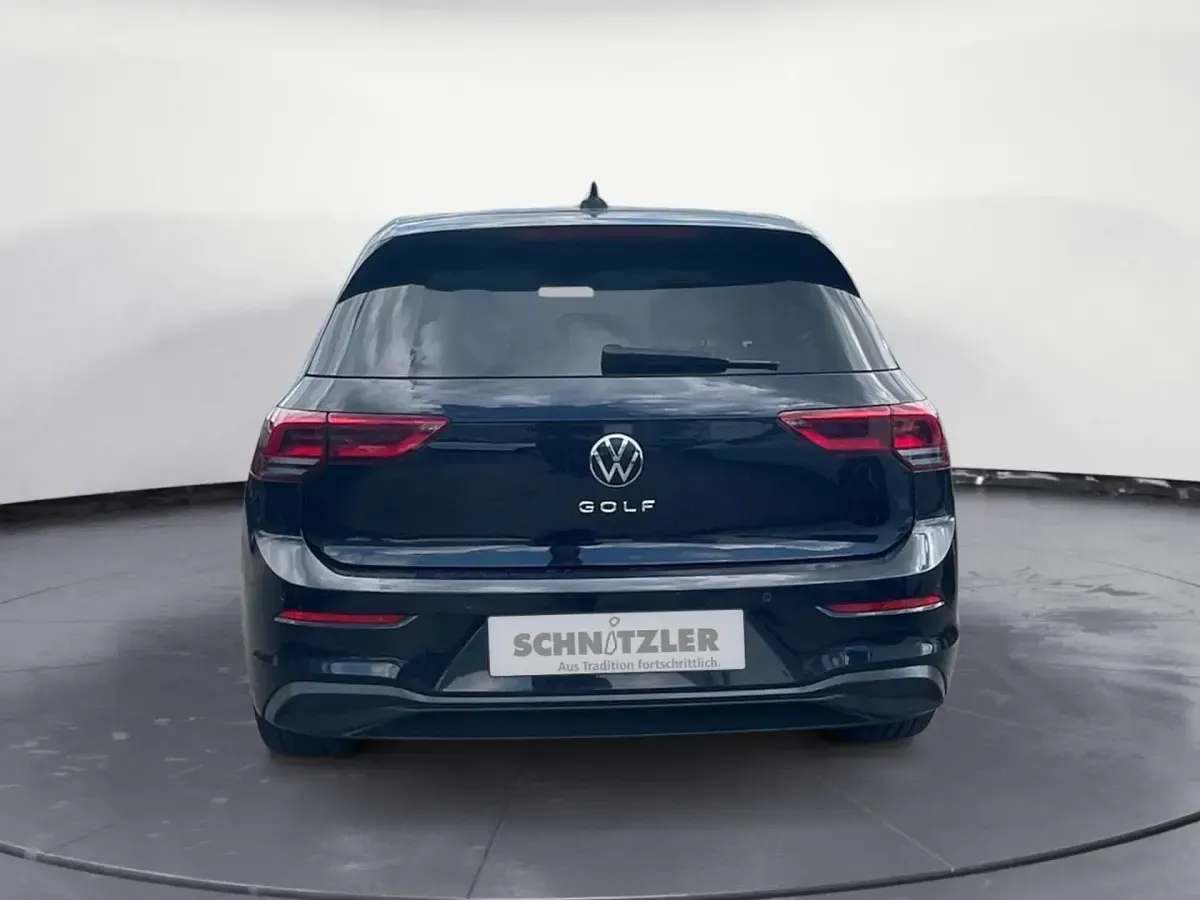 Gebraucht VW Golf VIII Life 131 PS (96 kW) 2020 (schwarz) deep black perleffekt Limousine