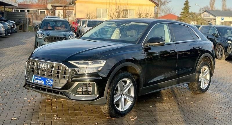 Tiefschwarz Gebraucht 2020 Audi Q8 Sport SUV | 38.450 € - Bild 1/4