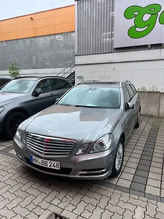 Gebraucht Mercedes E220 Elegance 170 PS (125 kW) 2011 Schwarz Limousine