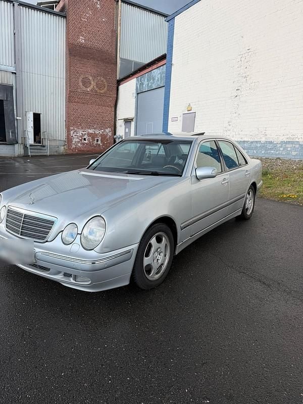 Usado Mercedes E320 197 HP (144 kW) 2000 Prateado Sedan