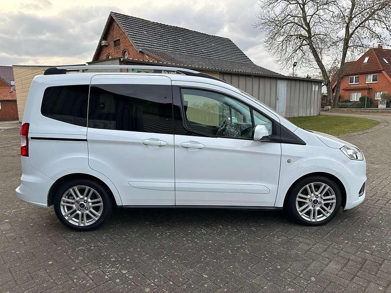 Gebraucht Ford Tourneo Courier Titanium 101 PS (74 kW) 2019 Frostweiß Van / Kleinbus