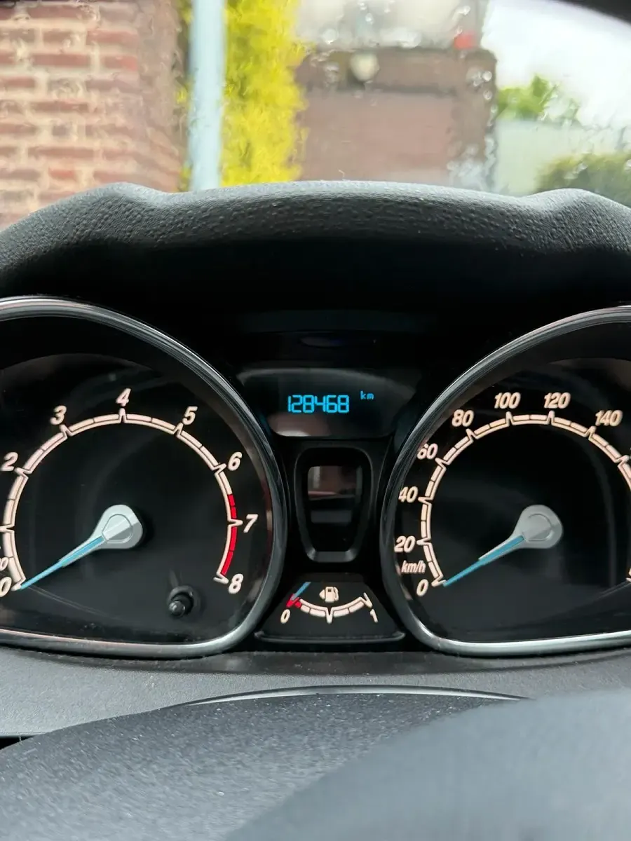 Usata Ford Fiesta 81 CV (59 kW) 2014 Bianco Utilitaria