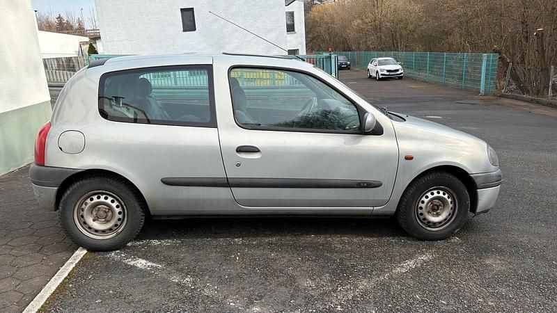 Grau Gebraucht 1998 Renault Clio II Kleinwagen | 1.250 € (Fairer Preis) - Bild 1/4