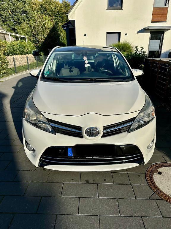 Weiß Gebraucht 2015 Toyota Verso Skyview Edition Van / Kleinbus | 10.490 € (Fairer Preis) - Bild 1/4