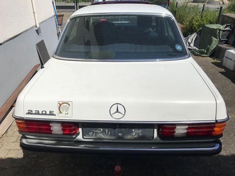Gebraucht Mercedes E230 136 PS (100 kW) 1982 Weiß Limousine