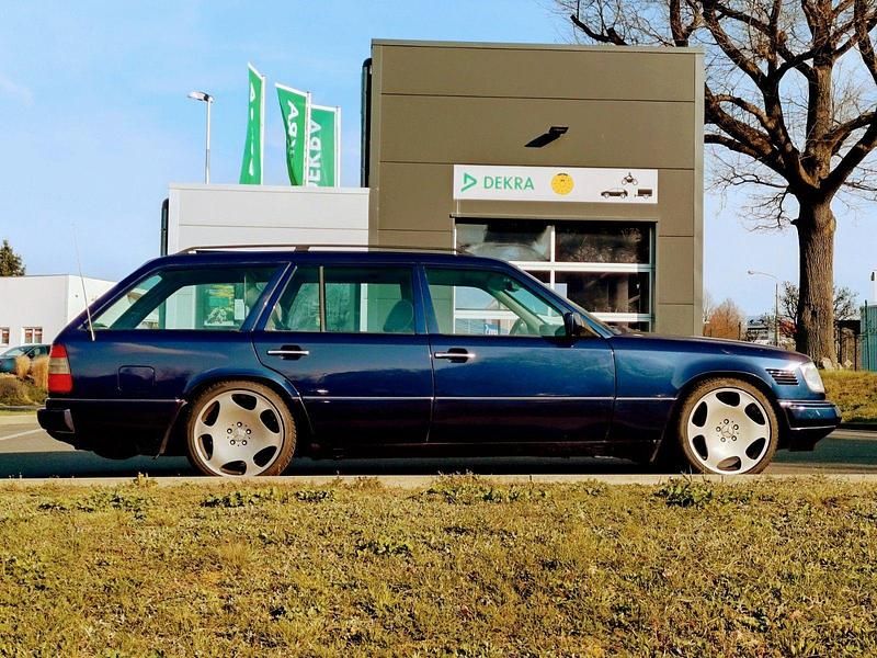 Gebraucht Mercedes E300 136 PS (100 kW) 1995 Blau Kombi