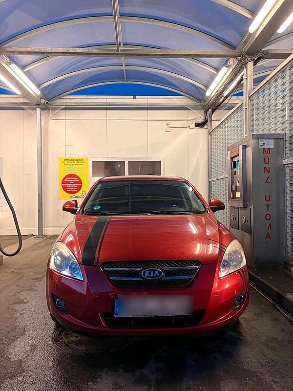 Second-hand Kia Ceed 109 CP (80 kW) 2008 Roșu Hatchback