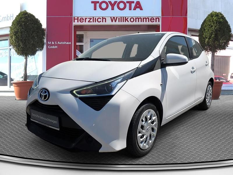 Weiß Gebraucht 2021 Toyota Aygo X-play Kleinwagen | 9.520 € (Fairer Preis) - Bild 1/4