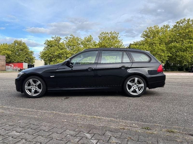 Schwarz Gebraucht 2011 BMW 320 Kombi | 8.200 € (Etwas zu teuer) - Bild 1/4