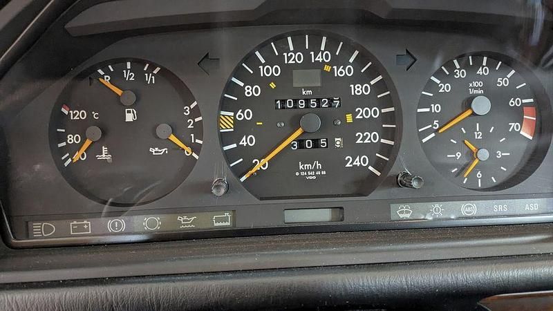 Second-hand Mercedes E300 178 CP (130 kW) 1992 Negru Berlinǎ