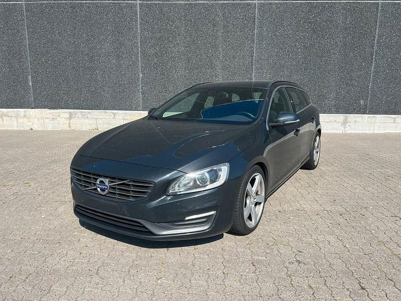 Grau Gebraucht 2013 Volvo V60 Momentum Kombi | 5.900 € (Fairer Preis) - Bild 1/4