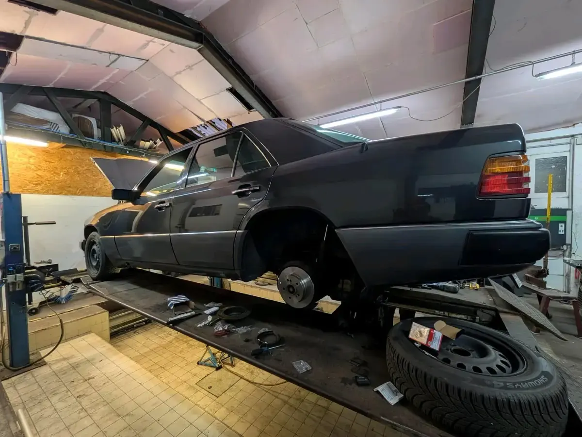 Gebraucht Mercedes E230 135 PS (99 kW) 1991 Grau Limousine