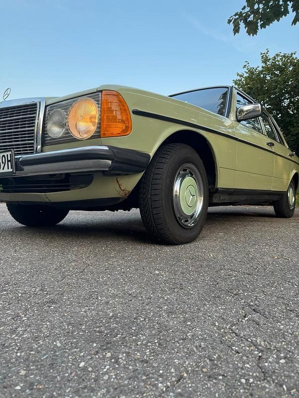 Gebraucht Mercedes 250 129 PS (94 kW) 1978 Grün Limousine