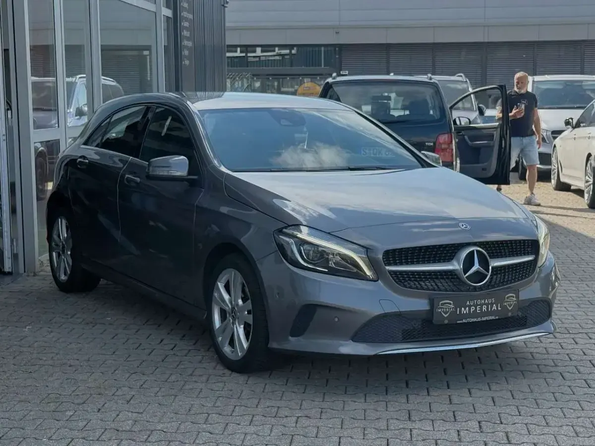 Gebraucht Mercedes A180 Urban 109 PS (80 kW) 2019 Mountaingrau Limousine