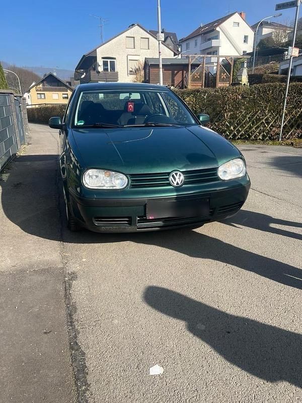 Grün Gebraucht 2002 VW Golf IV Kleinwagen | 1.500 € (Fairer Preis) - Bild 1/4