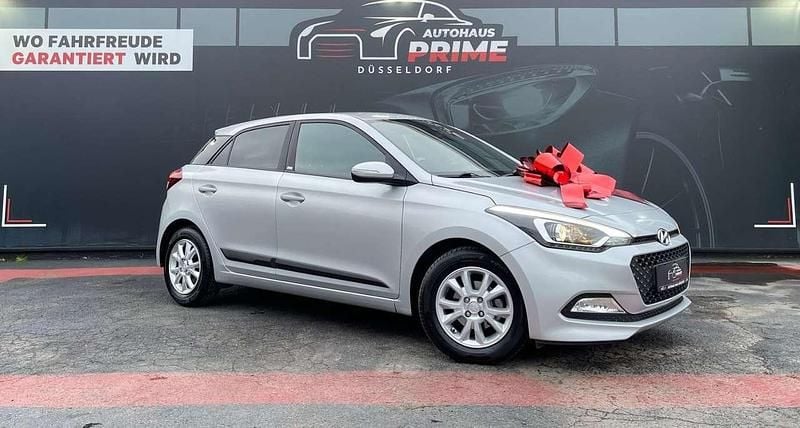 Gebraucht Hyundai i20 Passion 84 PS (61 kW) 2017 Silber Limousine