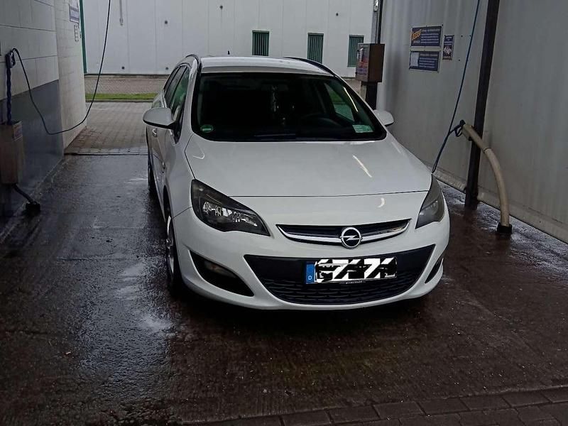 Weiß Gebraucht 2014 Opel Astra Edition Kombi | 3.600 € (Etwas zu teuer) - Bild 1/4
