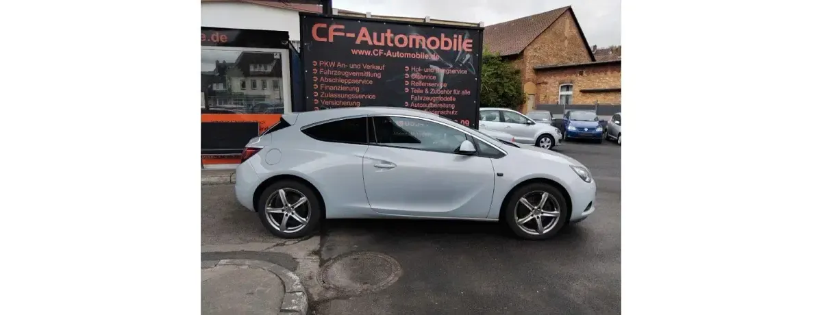 Second-hand Opel Astra 165 CP (121 kW) 2012 Alb Coupe